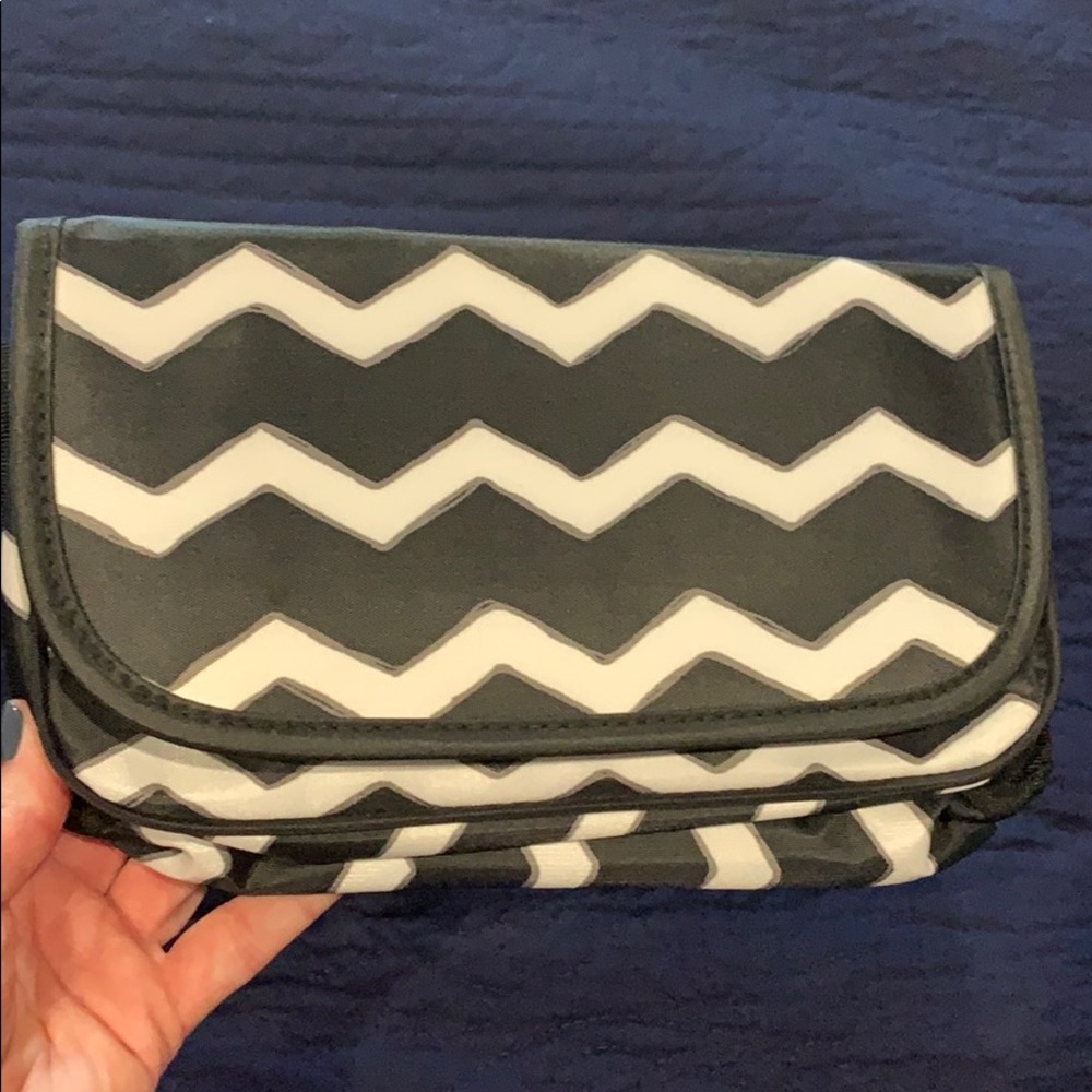 🌼 4/$20 Thirty-One makeup or jewelry bag.